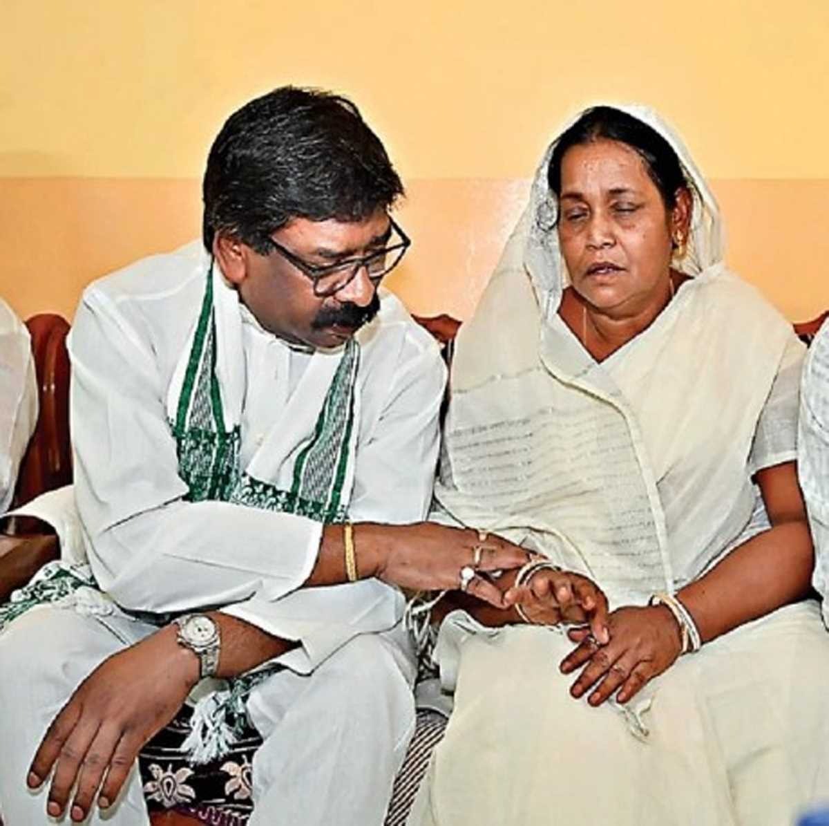 हेमंत सोरेन दोहराएंगे पुराना प्रयोग, बगैर विधायक बने मंत्री बनेंगी बेबी देवी हेमंत सोरेन दोहराएंगे पुराना प्रयोग, बगैर विधायक बने मंत्री बनेंगी बेबी देवी